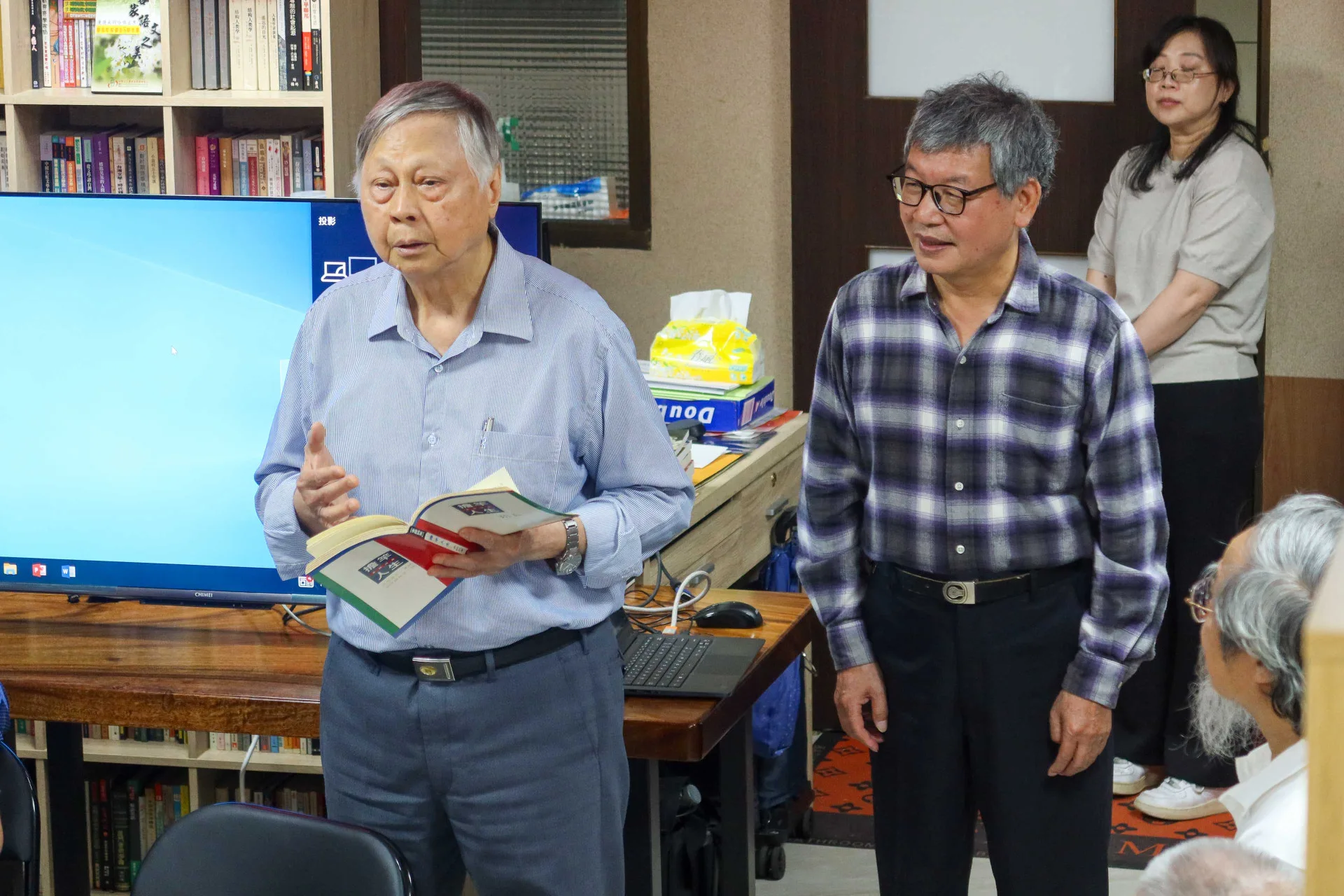 黃子堯的國中老師龔萬灶(左)肯定黃子堯(右)對客語文學創作、推廣的用心,師生都曾先後獲得客家委員會傑出成就獎殊榮。何來美攝