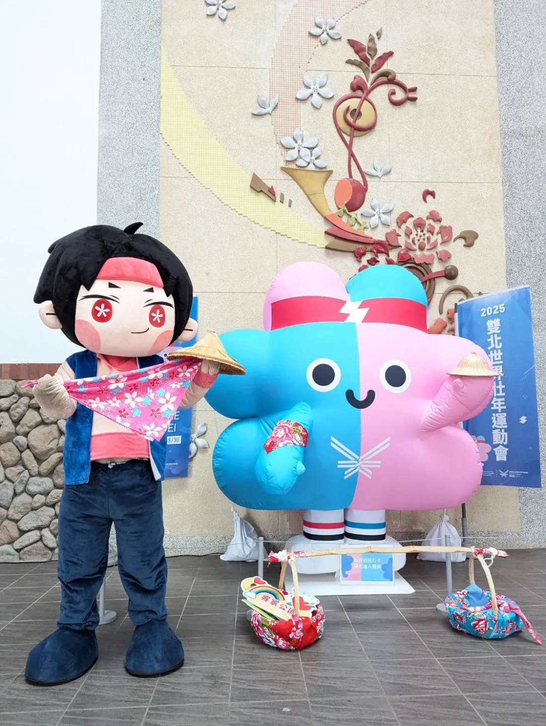 世壯運吉祥物 Strong「壯寶」悄悄降落臺北市客家文化主題公園。臺北市政府客家事務委員會提供