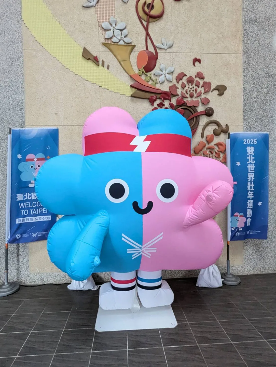 2.2公尺高的大型壯寶氣偶在臺北市客家文化主題公園-客家文化中心門口提供給民眾拍照。臺北市政府客家事務委員會提供