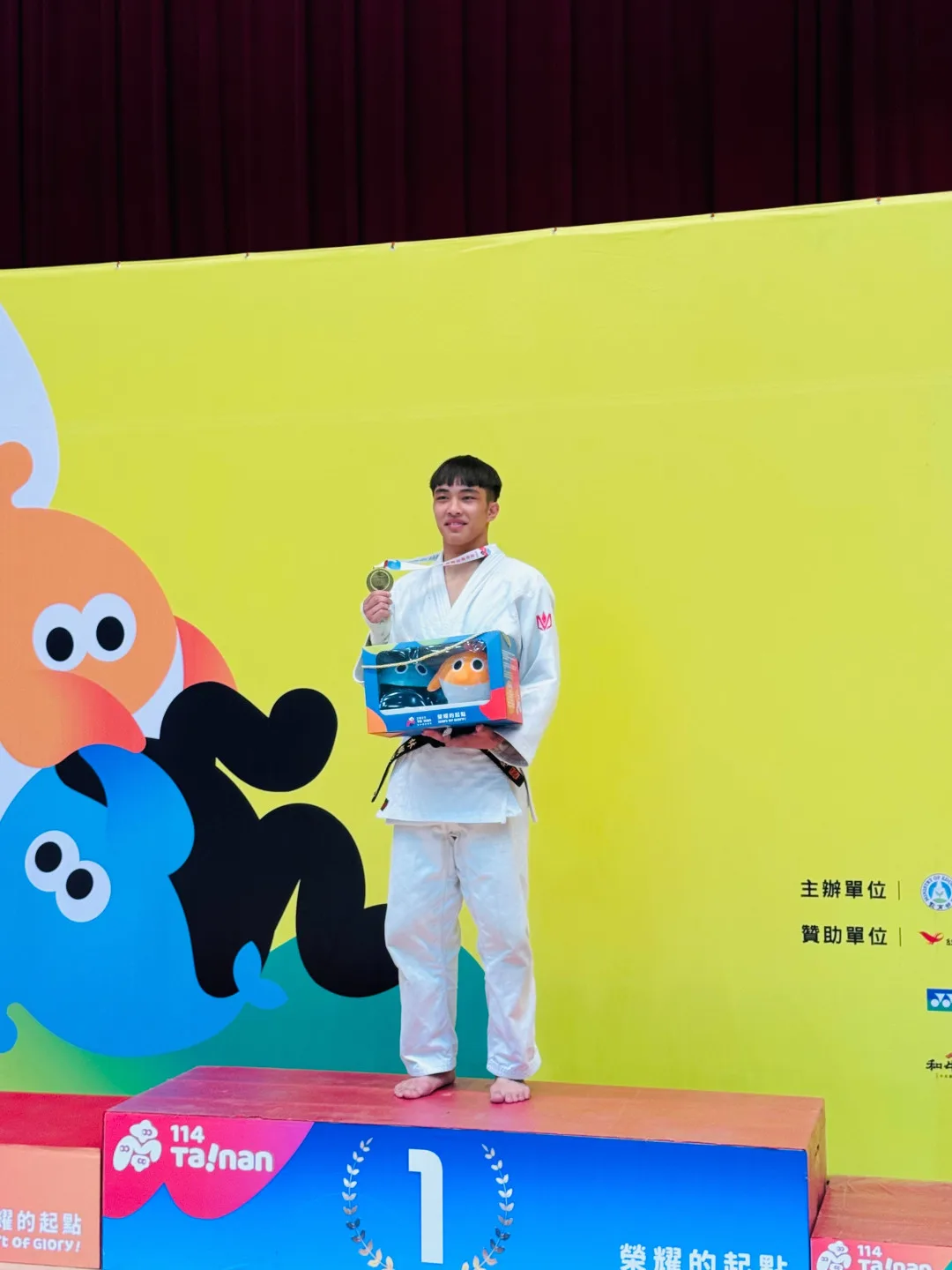 徐子堯在全中運柔道高男組第四組勇奪金牌,獻給天上的父親。仰德高中FB