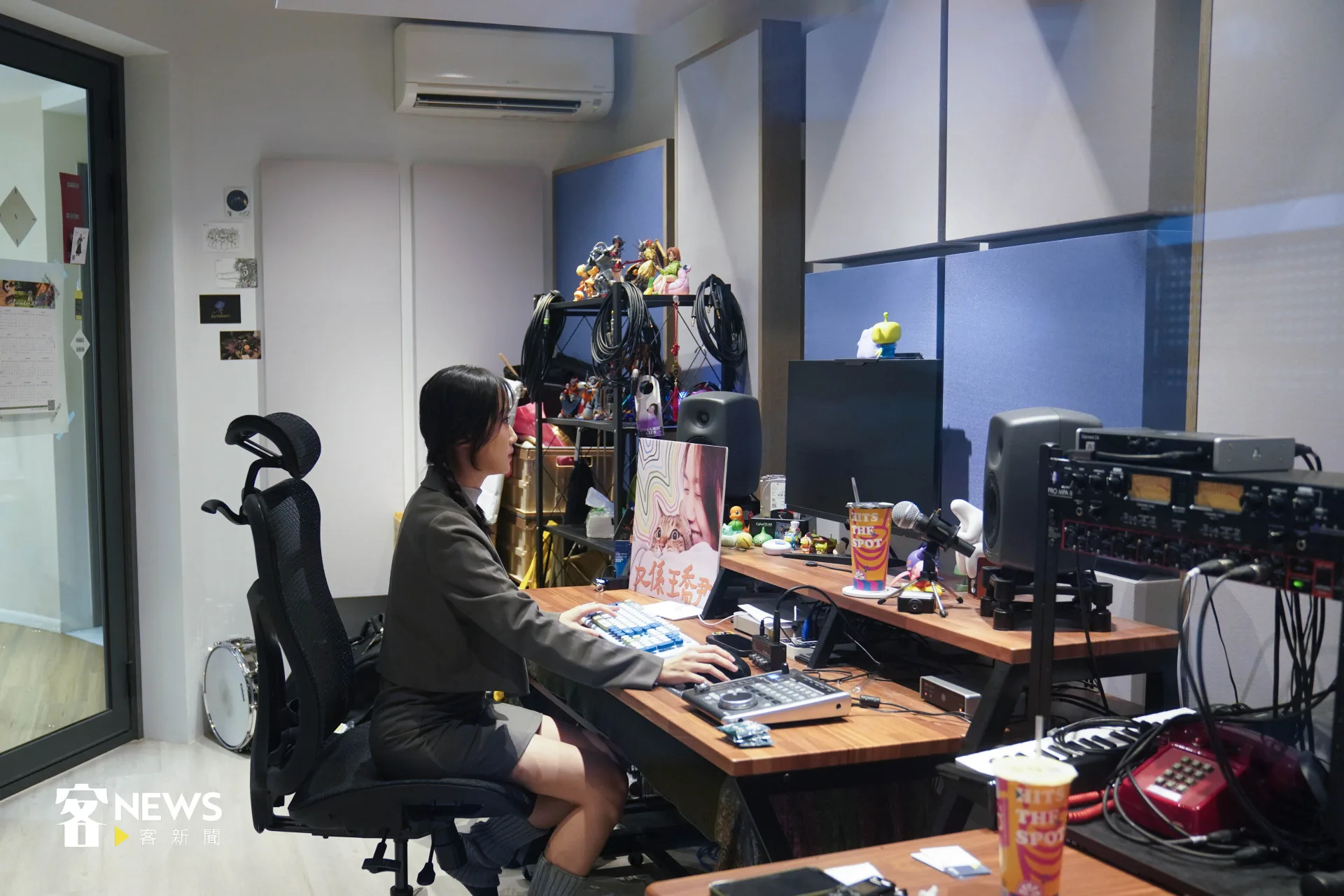 王喬尹在位於台北大安區的小錄音室,與我們談起他一路走來的創作心路與故事。宋佩遙攝