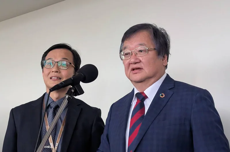 衛生福利部長邱泰源(右)24日上午在立法院受訪,就美豬、美牛關稅與食安標示議題表示,衛福部堅持食安優先。中央社