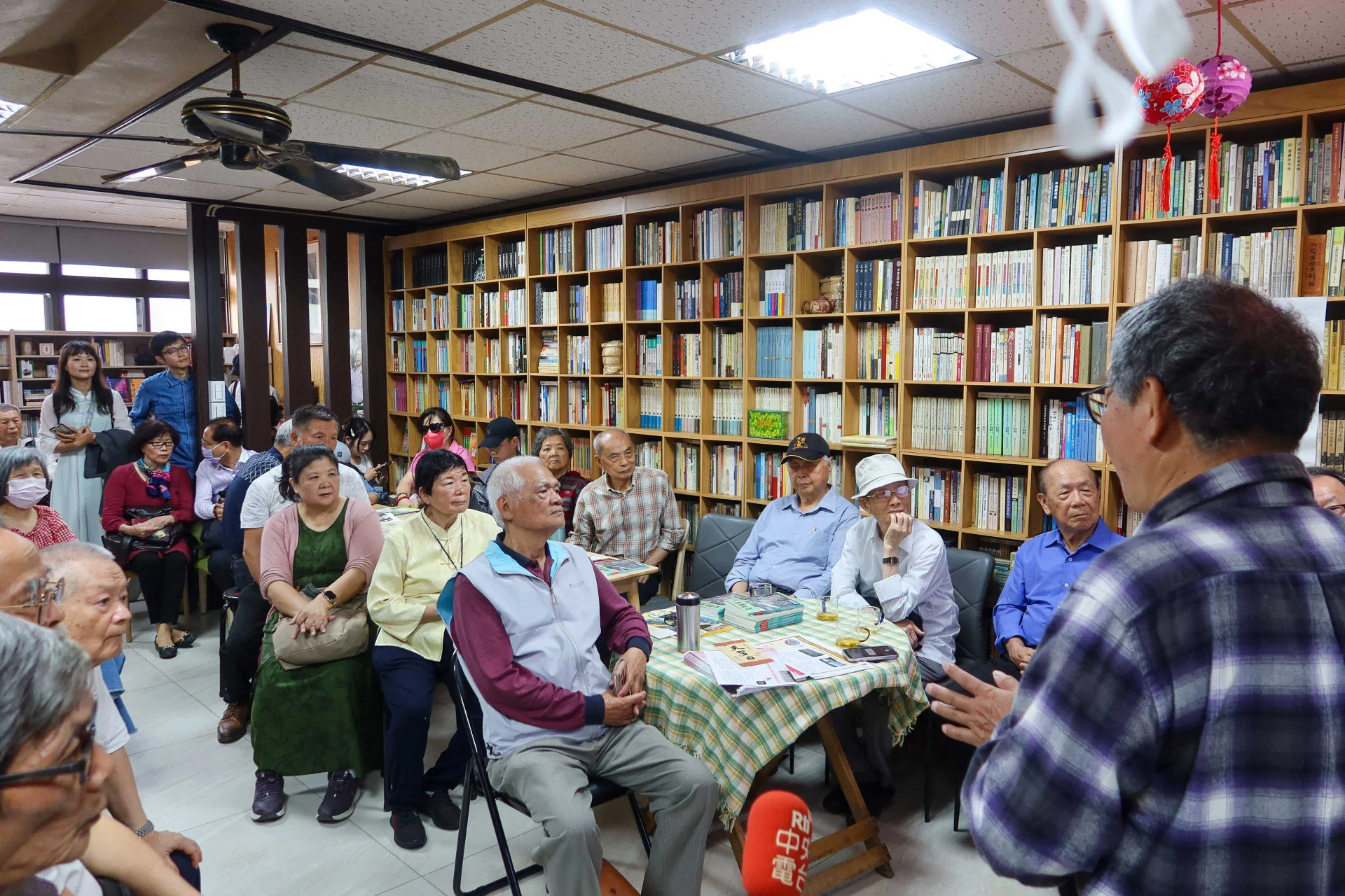 客語文學家黃子堯回鄉在苗栗市成立「山城客書房」,道賀文友雲集。何來美攝