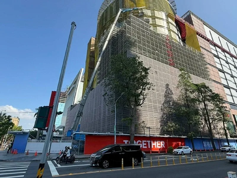 台中新光三越發生氣爆至今停業中,經業者向台中市政府提出「整體整建修復至可供使用計畫」,日前獲准予備查,業者已投入後續修復作業。台中市府提供