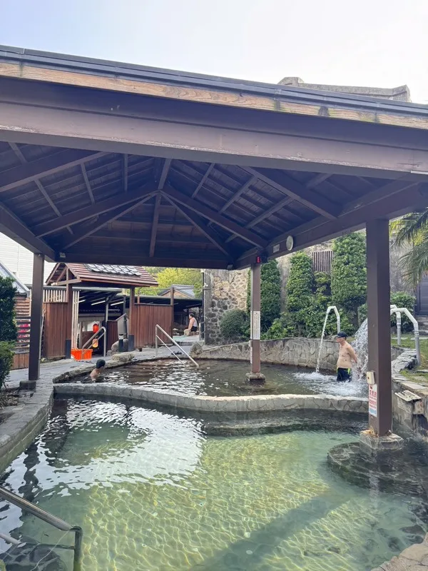帶有昭和澡堂風貌的清泉日式溫泉館保留完整建築風格,盼以日式庭園與場域故事,打造沉浸式文化泡湯體驗。屏東青年旅創基地提供
