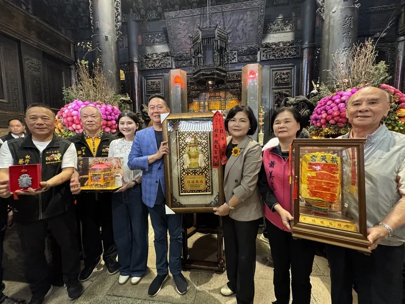 雲林縣長張麗善(右3)抽出3組進香臂章號碼,送出交趾陶媽祖如意框、粉紅超跑迷你神轎及傳統手製燈籠等結緣品。中央社