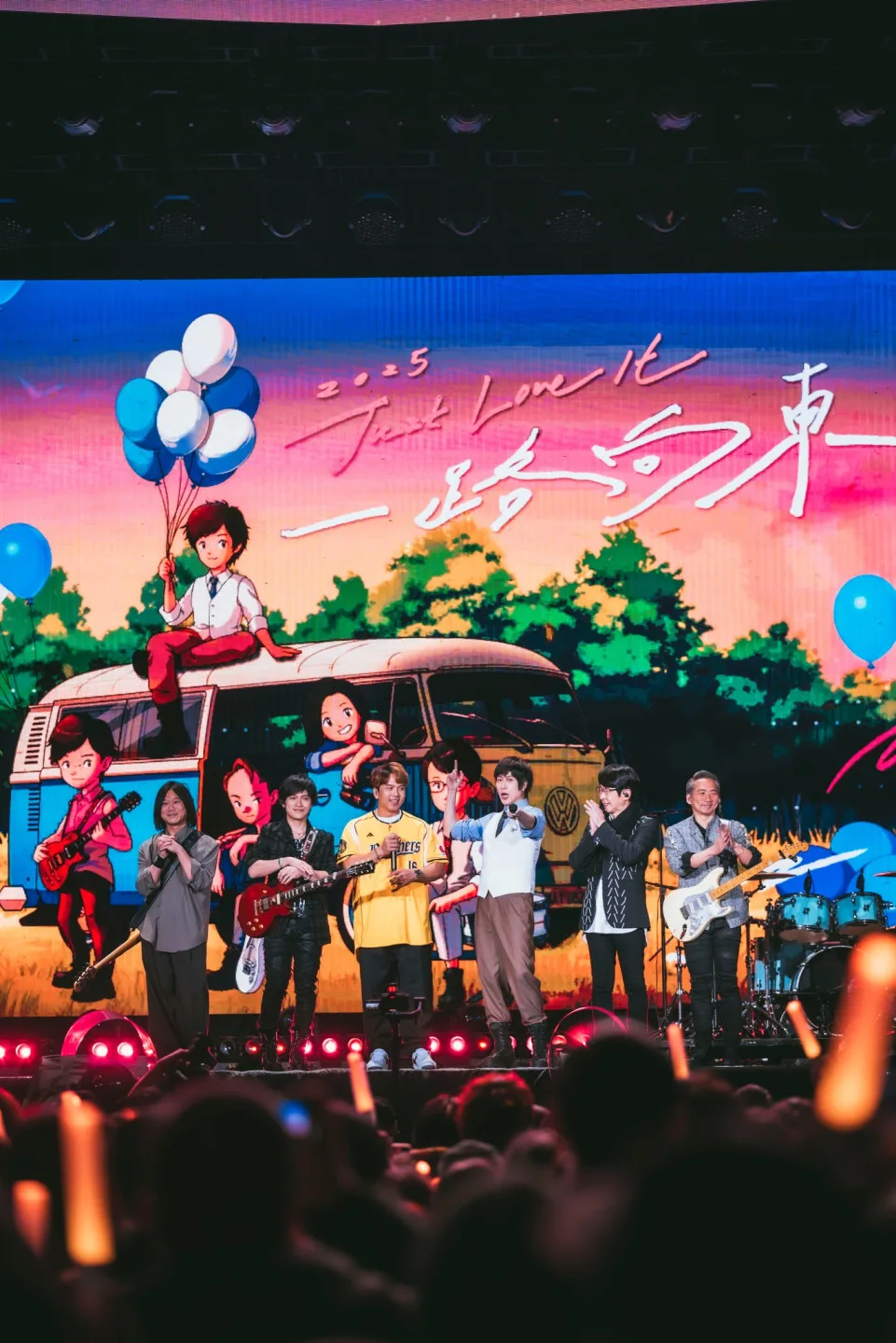 亞洲天團五月天舉辦「一路向東」公益演唱會,為花蓮0403地震打氣、振興。翻攝自相信音樂國際股份有限公司 臉書