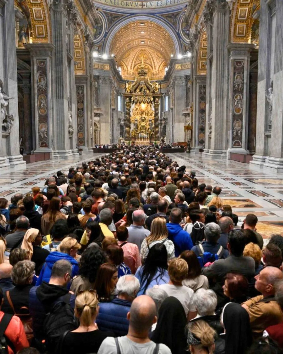 瞻仰教宗方濟各遺體的信眾,絡繹不絕。翻攝Vatican News