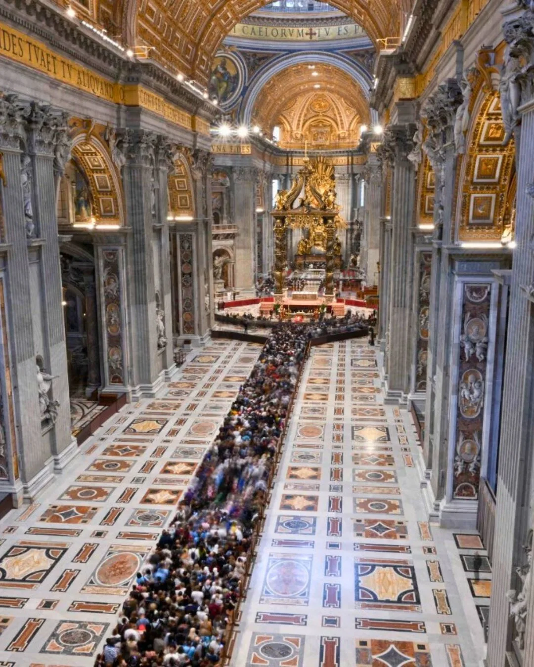 瞻仰教宗方濟各遺體的信眾,絡繹不絕。翻攝Vatican News