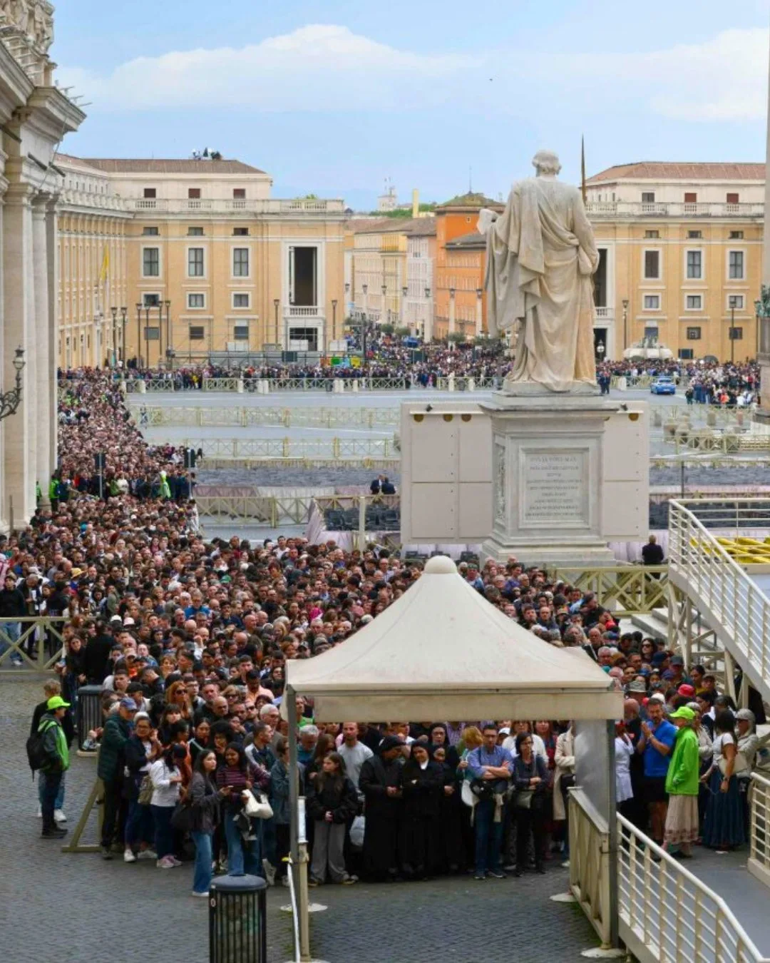 瞻仰教宗方濟各遺體的信眾,絡繹不絕。翻攝Vatican News