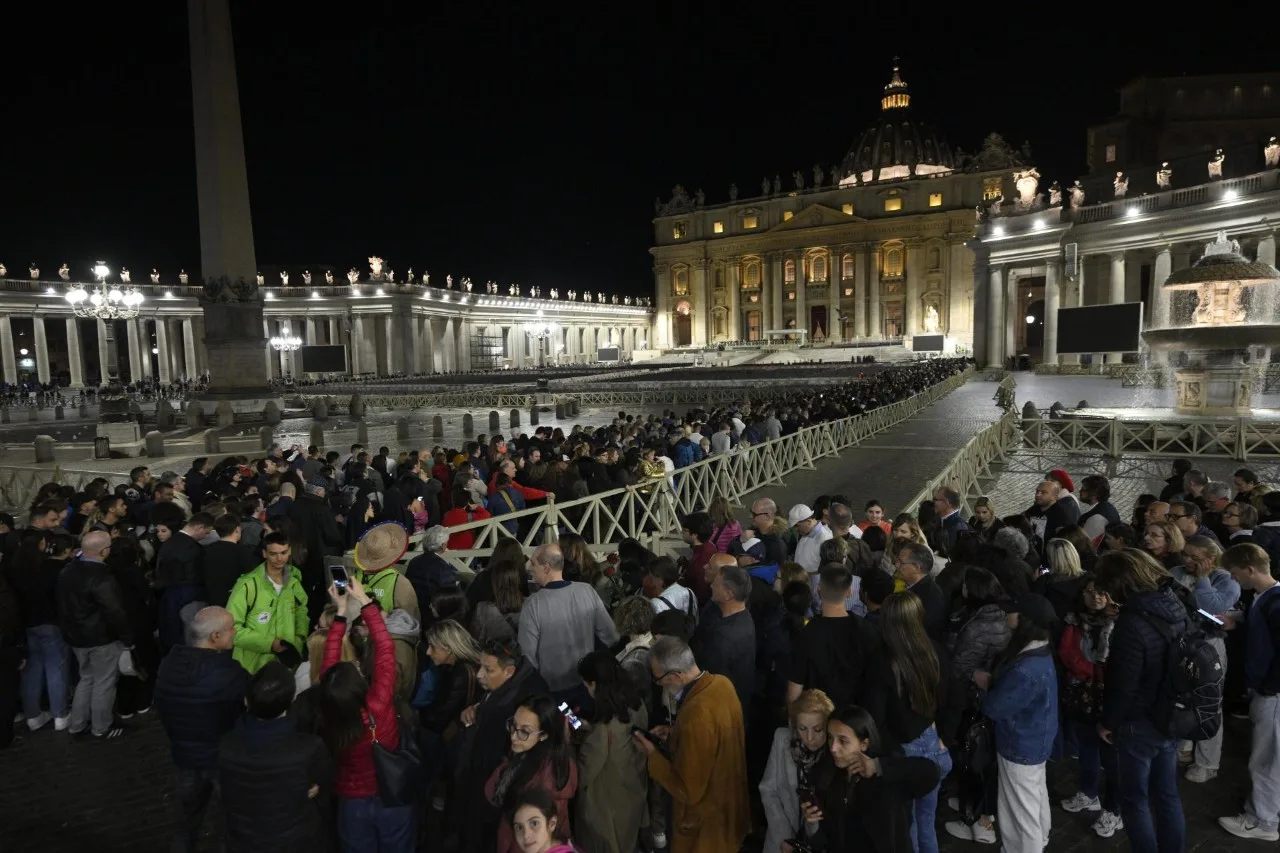 瞻仰教宗方濟各遺體的信眾,絡繹不絕。翻攝Vatican News