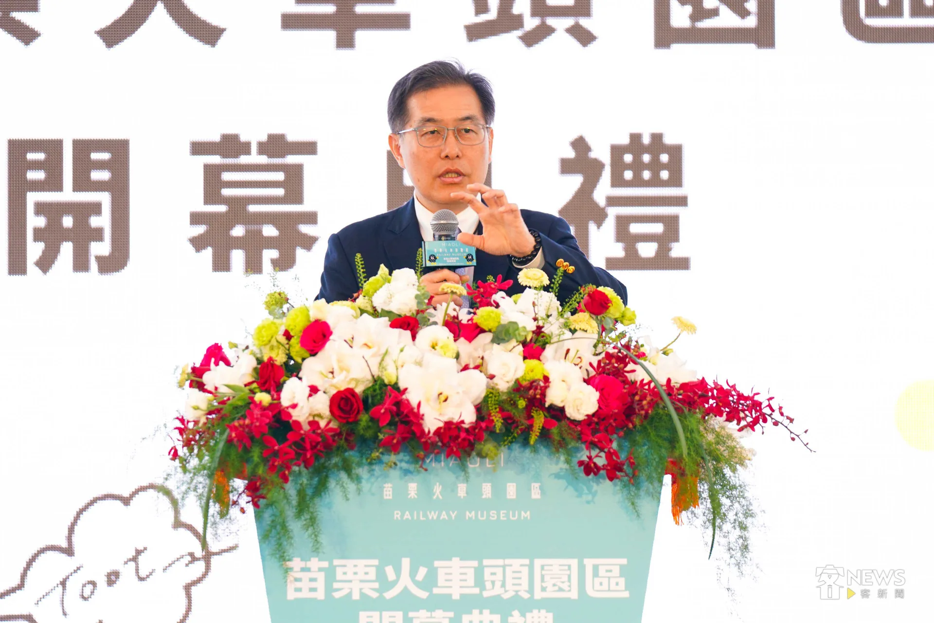 台鐵公司總經理馮輝昇介紹園區亮點蒸汽火車。李台源攝
