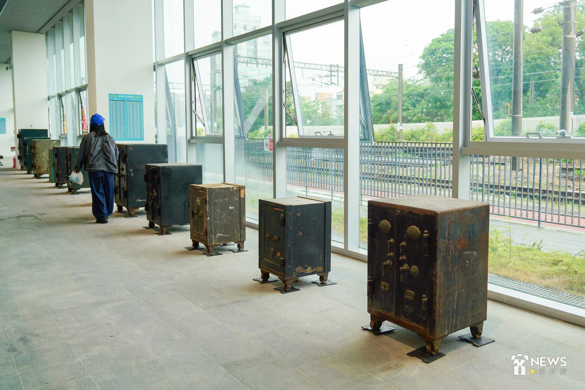 現場展示台鐵火車站的保險箱,保險箱守護著每一個旅客車票的現金。李台源攝