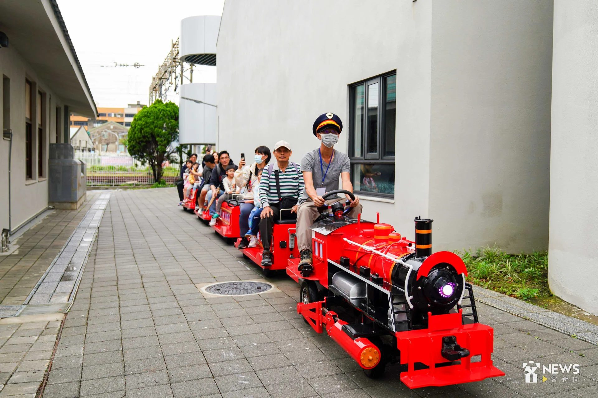 園區內有適合親子同樂的遊園小火車。李台源攝