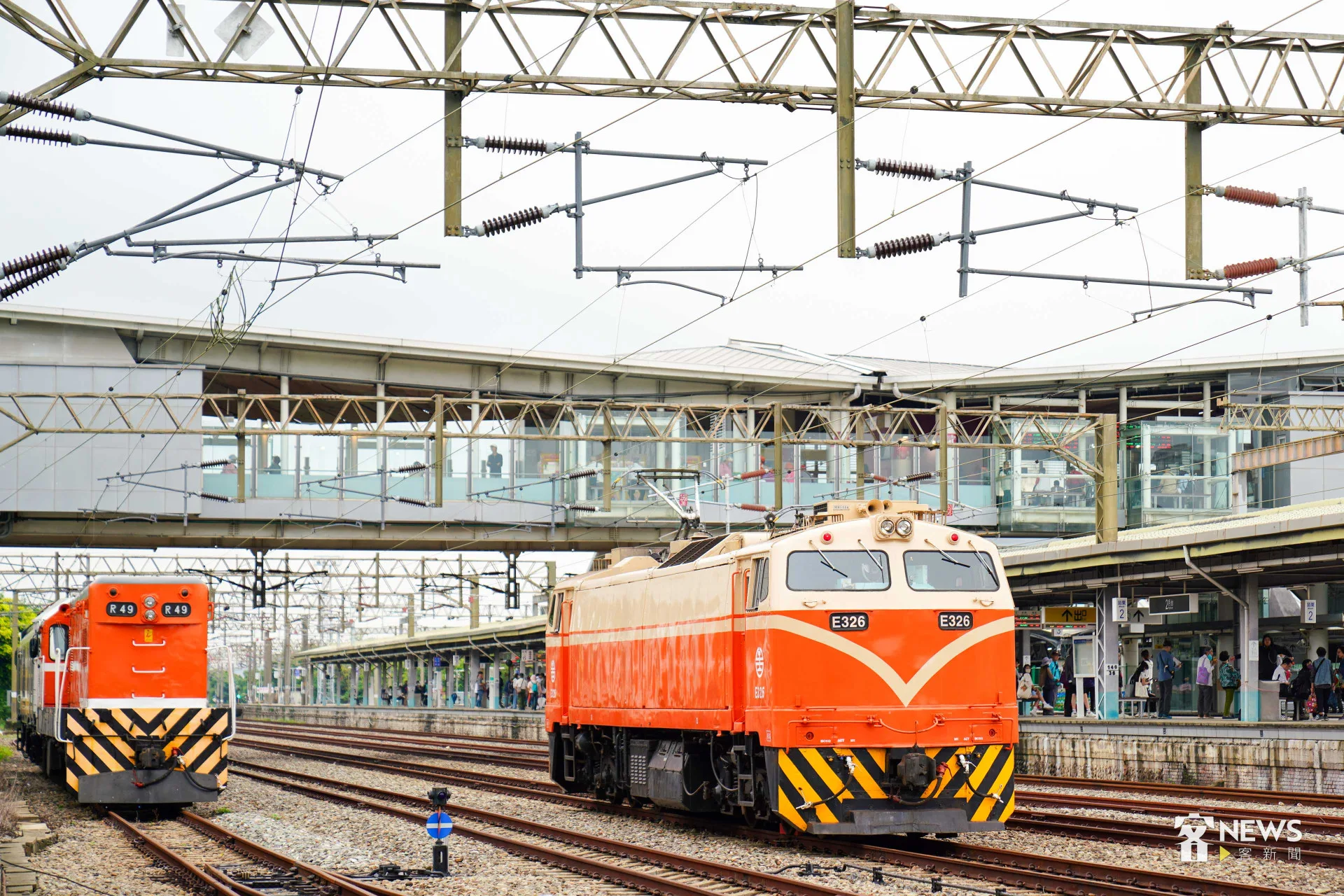 火車頭園區內可以看到從苗栗車站通過的火車。李台源攝