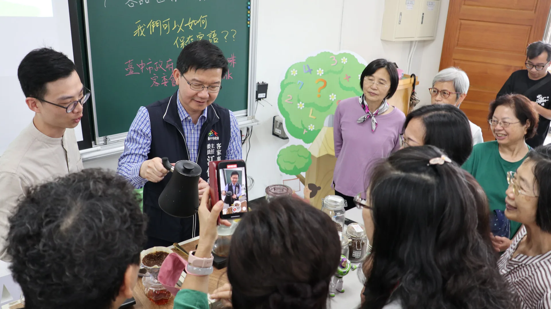 咖啡師賴沛恒指導主委及來賓沖出自己的專屬咖啡。臺中市政府客家事務委員會提供