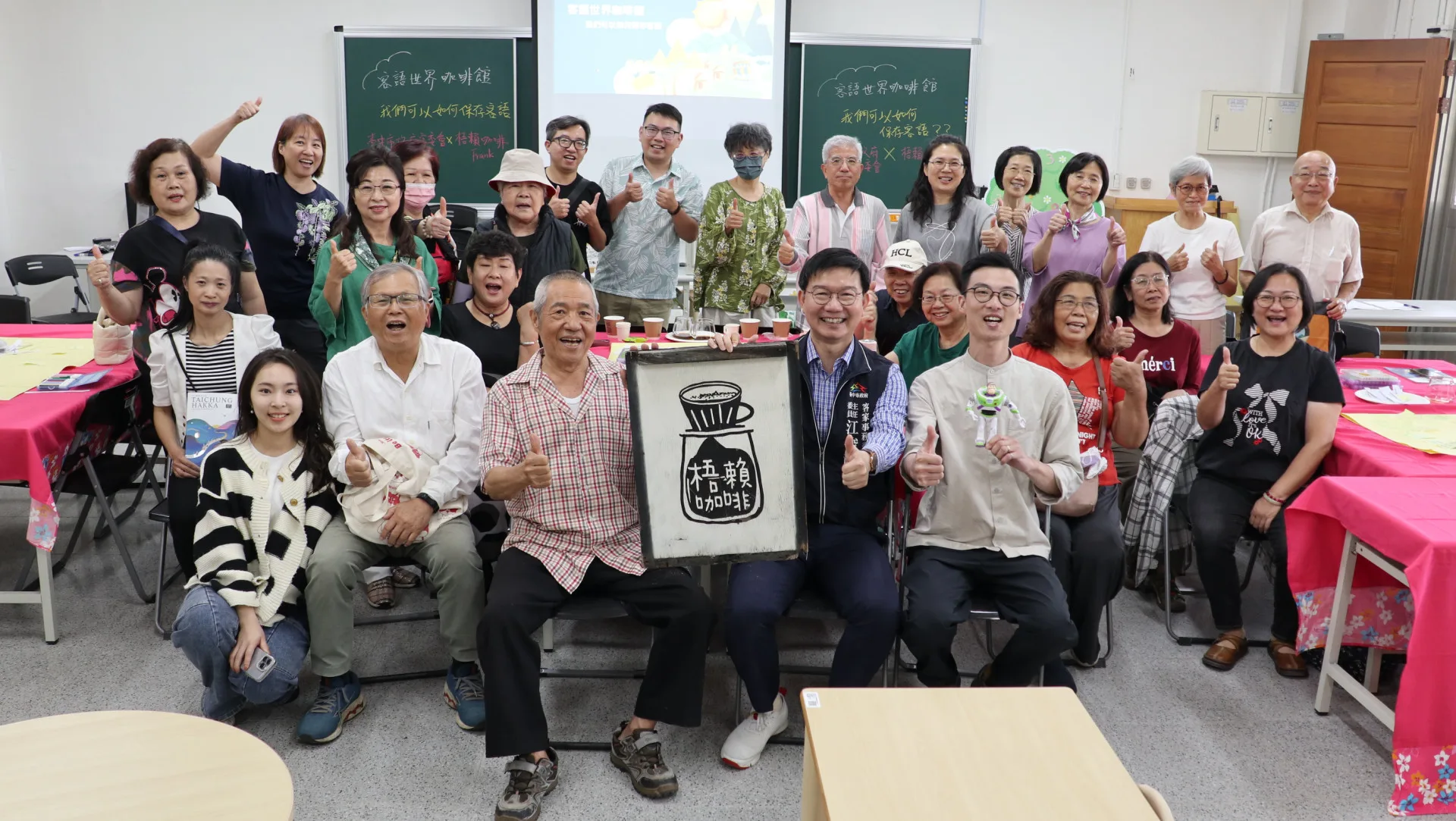 「客語世界咖啡館-關心客家大小事」迴響熱烈,場場額滿。臺中市政府客家事務委員會提供