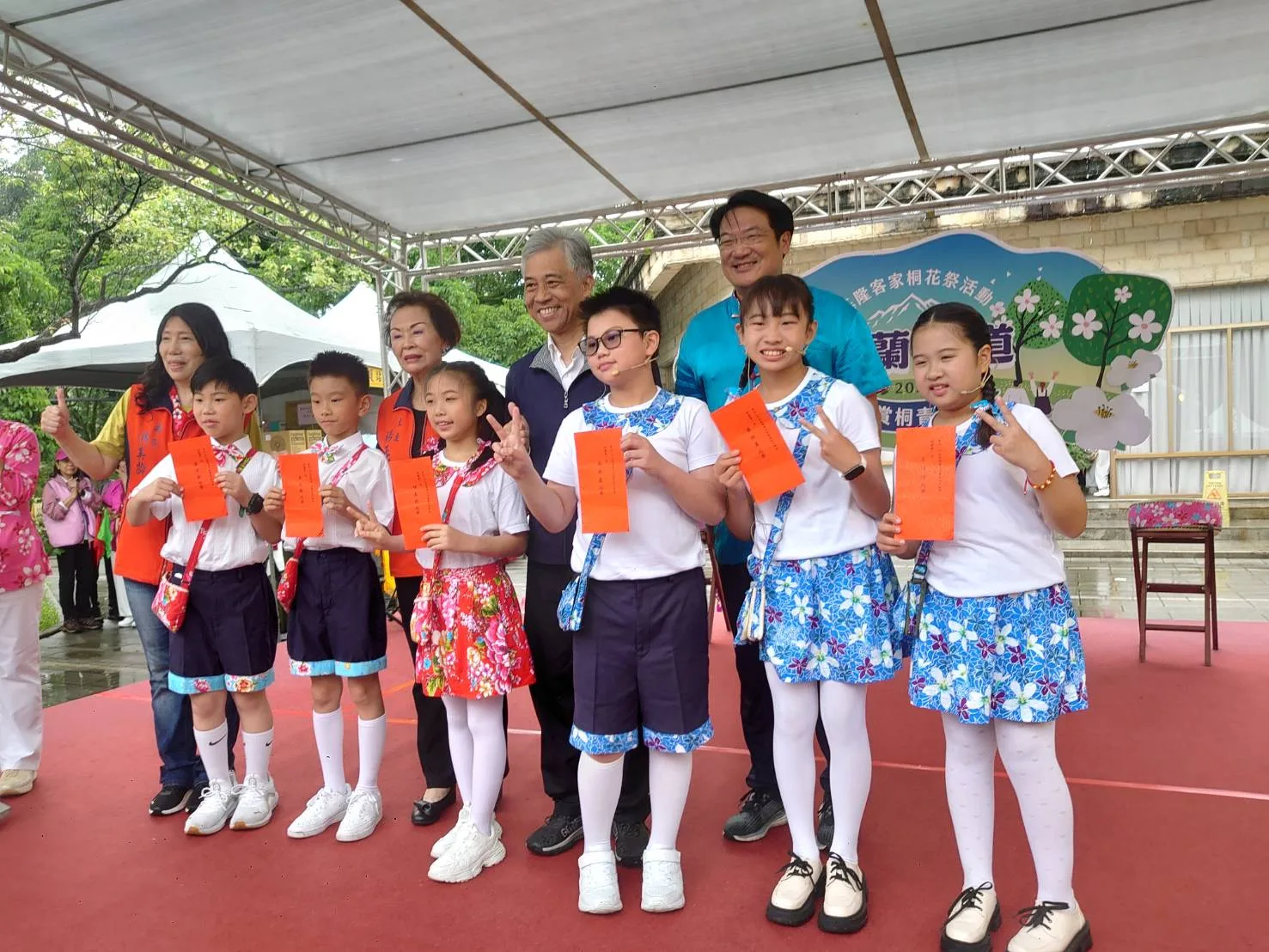 范佐銘與基隆市客委會主委楊玉蘭及尚仁國小學生合影。