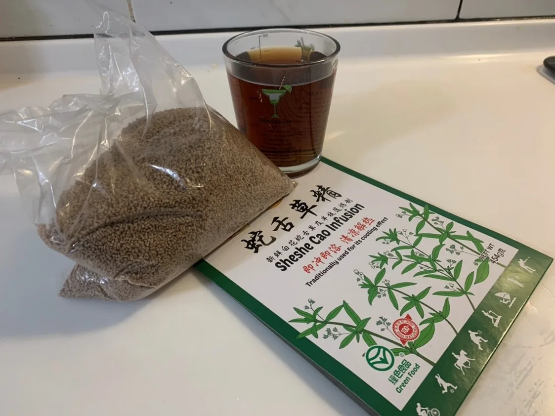 丈人哀對馬來西亞帶來个蛇舌草精。李文煥提供