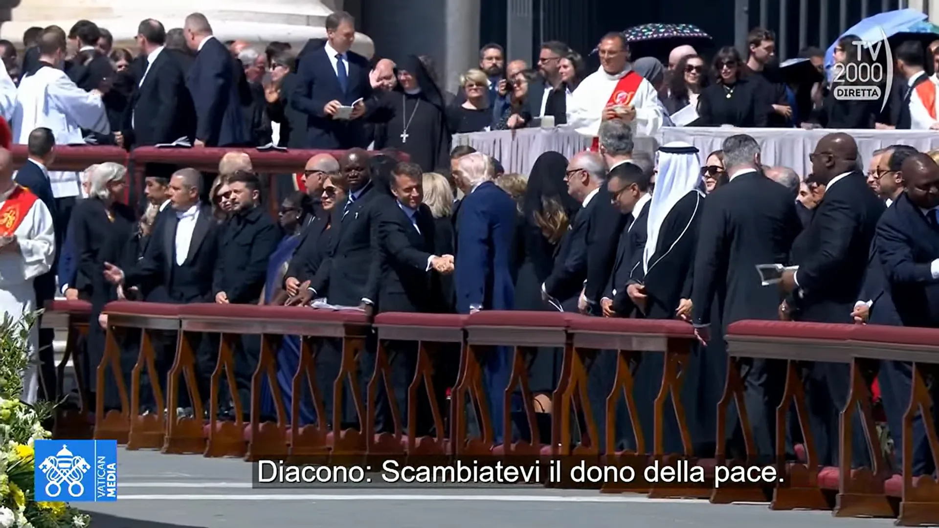 教宗喪禮上,馬克宏與川普握手,圖左為澤倫斯基。圖截自vatican media YT