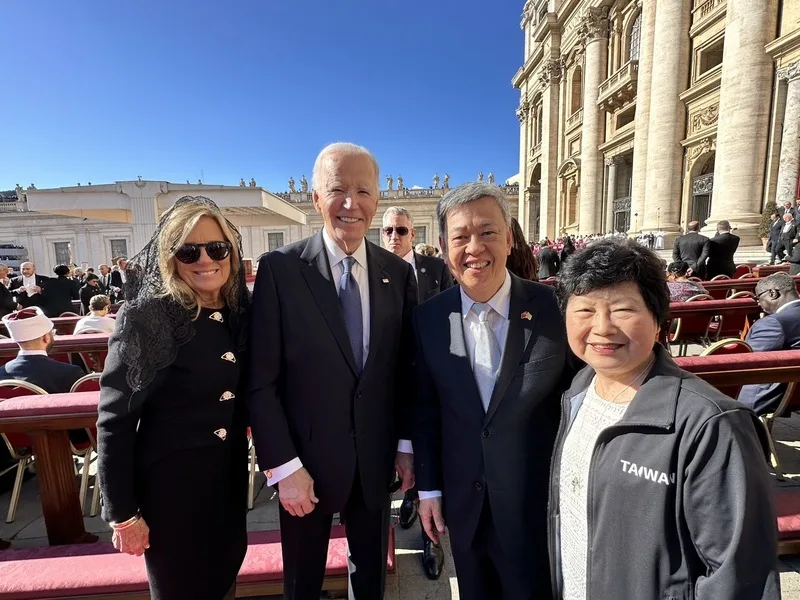 前副總統陳建仁(右2)出席教宗方濟各喪禮,與美國前總統拜登(左2)等多位政要互動。駐教廷大使館提供