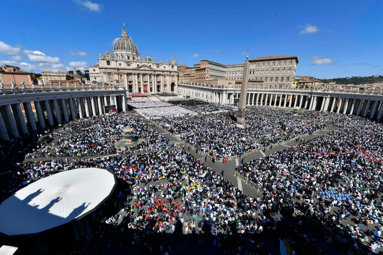 40萬人參加教宗方濟各的安魂彌撒、夾道目送他的棺木下葬。翻攝Vatican News