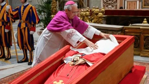大主教迭戈·拉維利 (Diego Ravelli) ,用一塊白色絲綢布蓋在教皇的臉上。翻攝Vatican News