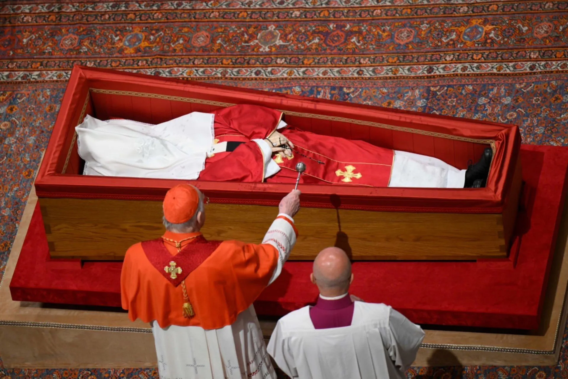 樞機主教法雷爾 (Cardinal-Camerlengo Farrell) 則向教皇方濟各灑了聖水。翻攝Vatican News