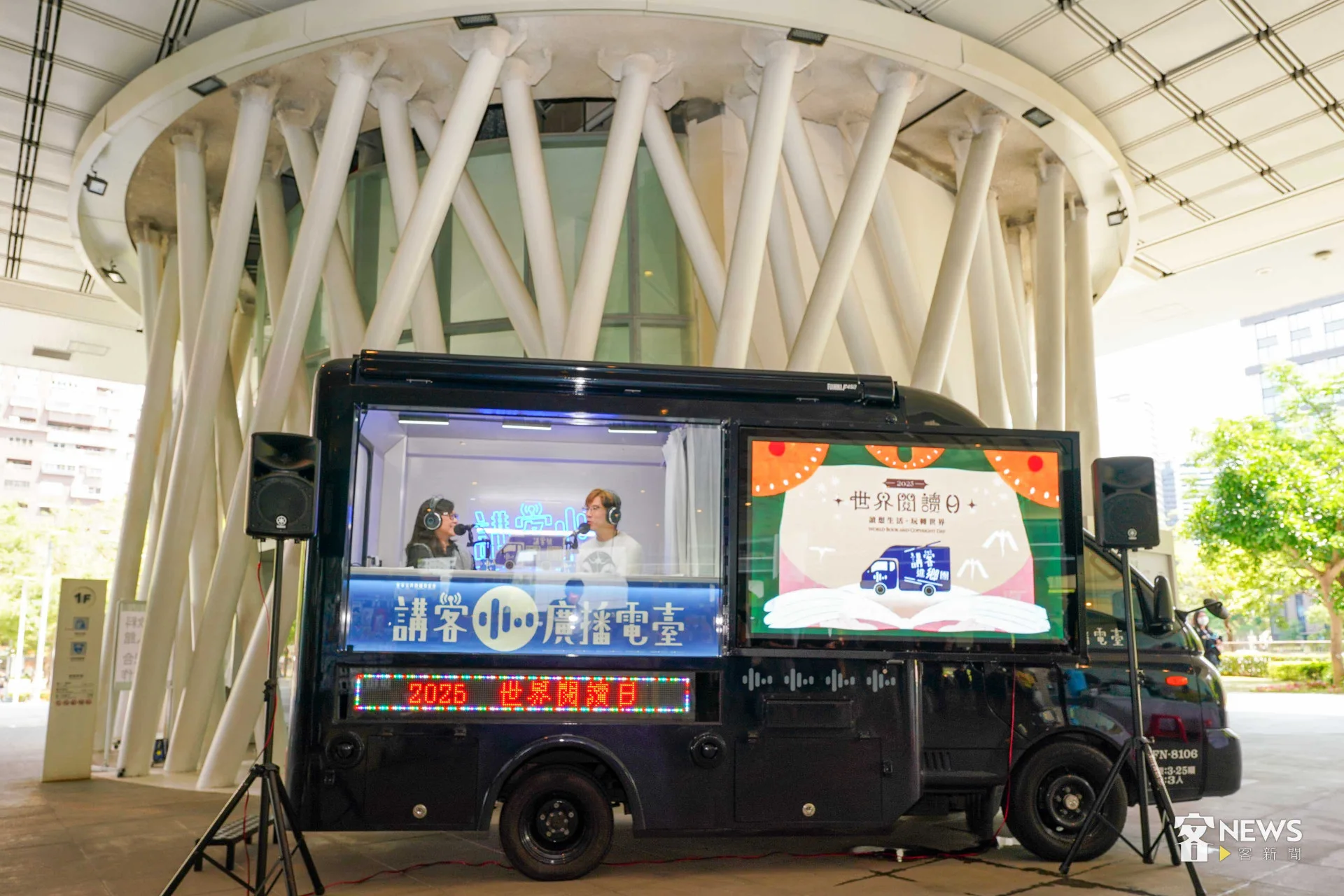 5G行動直播車講客號到場錄製廣播節目。李台源攝