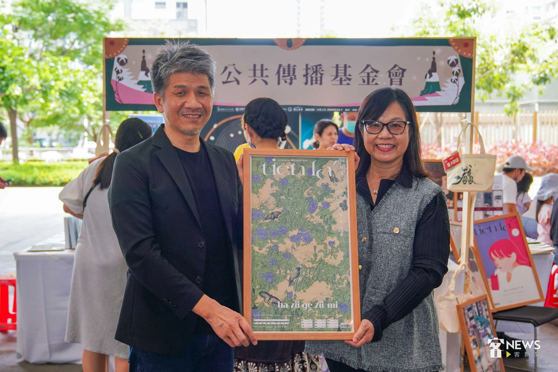 客傳會總經理莊勝鴻(左)贈送《靛花tien faˊ》季刊予高雄市立圖書館館長李金鴦(右)。李台源攝