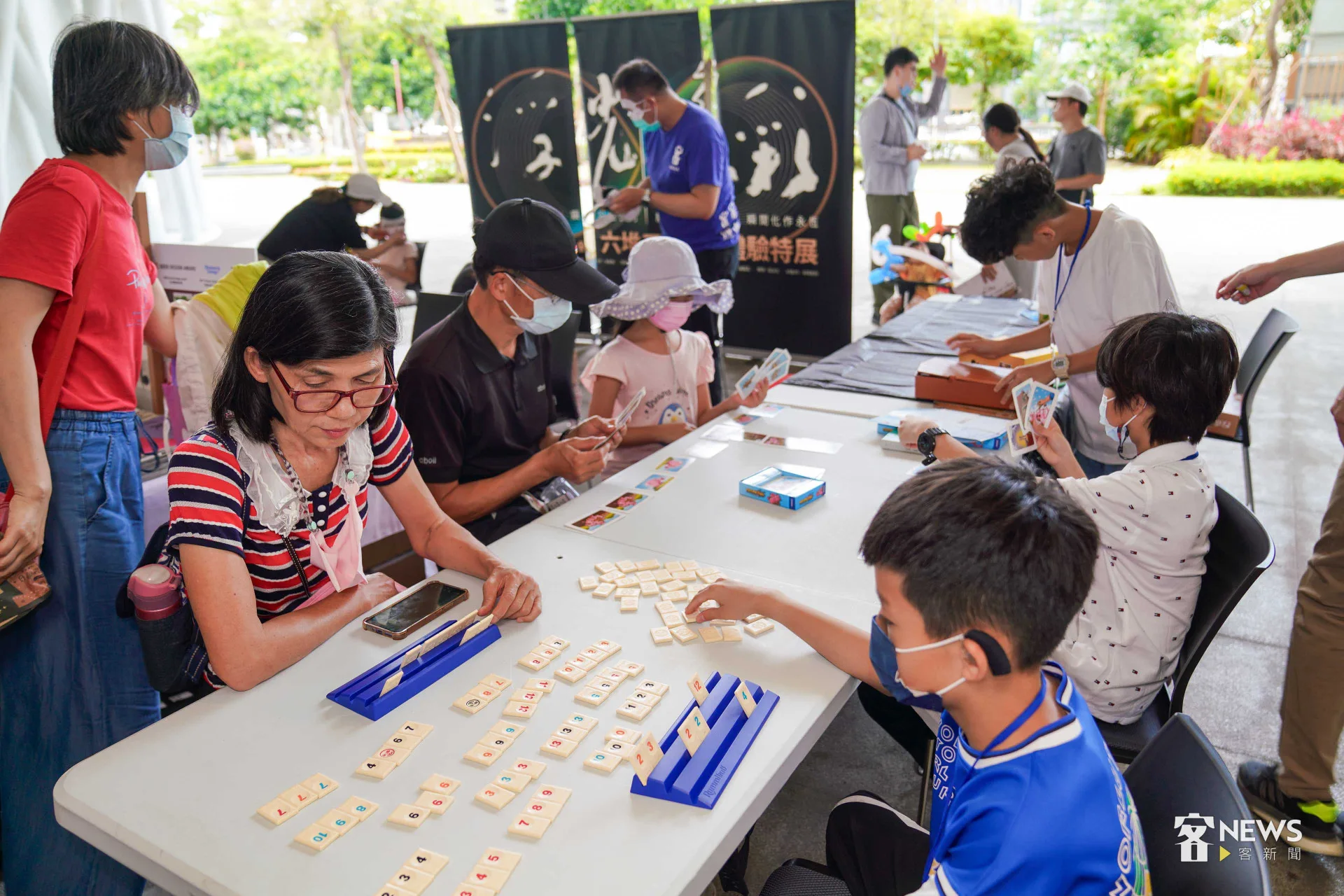 高雄市立圖書館總圖今天舉辦桌遊市集,吸引大批親子與民眾參觀同樂。李台源攝
