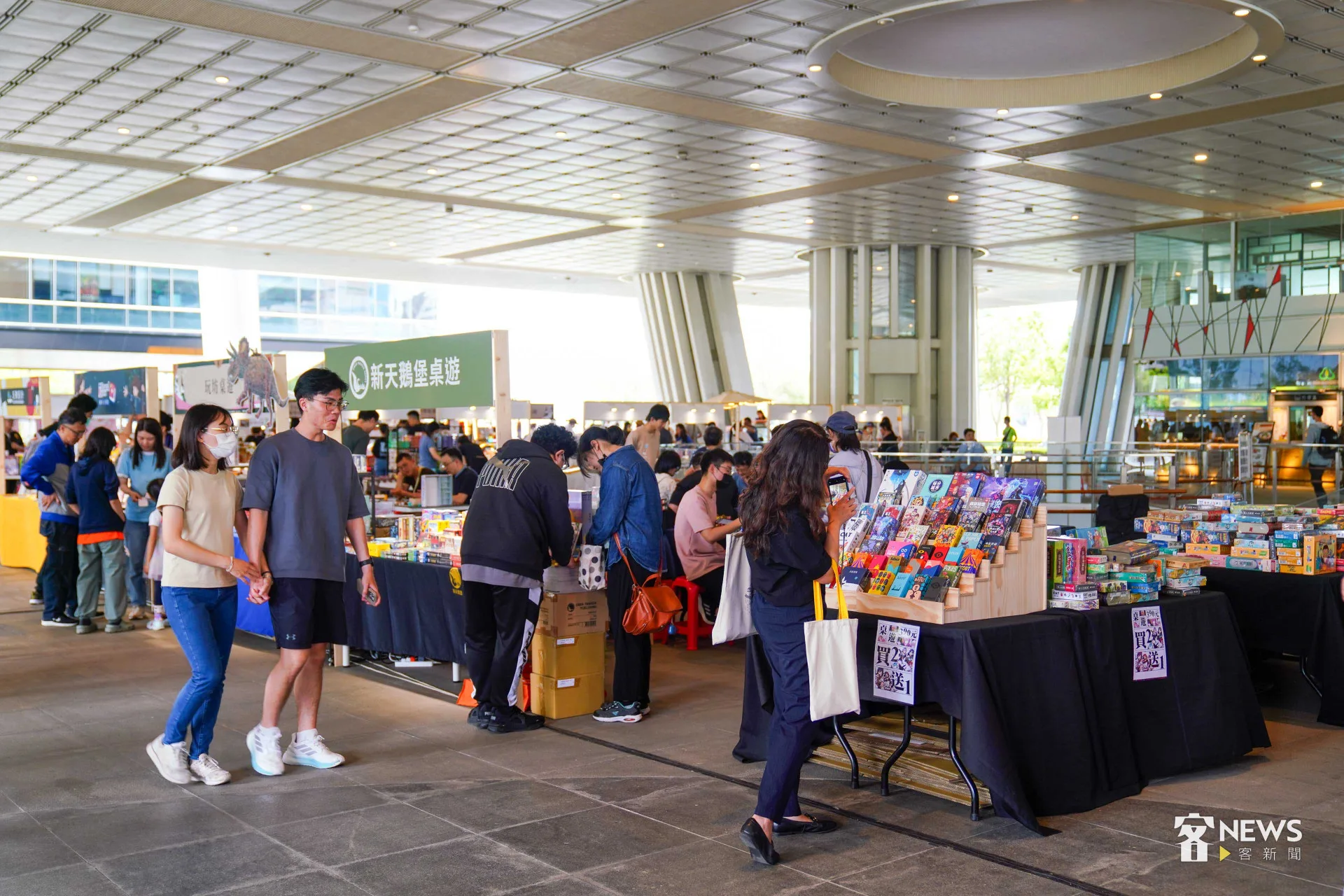 高雄市立圖書館總圖今天舉辦桌遊市集,吸引大批親子與民眾參觀同樂。李台源攝