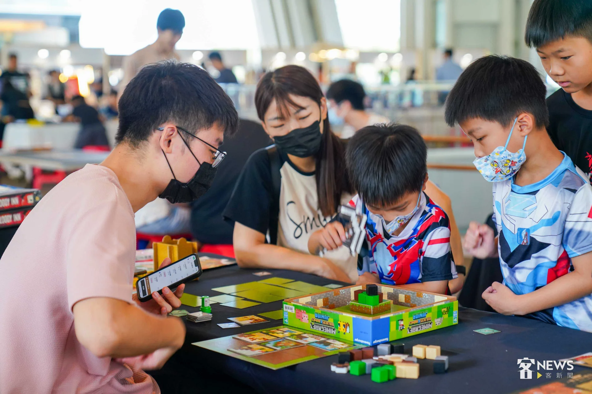 高雄市立圖書館總圖今天舉辦桌遊市集,吸引大批親子與民眾參觀同樂。李台源攝