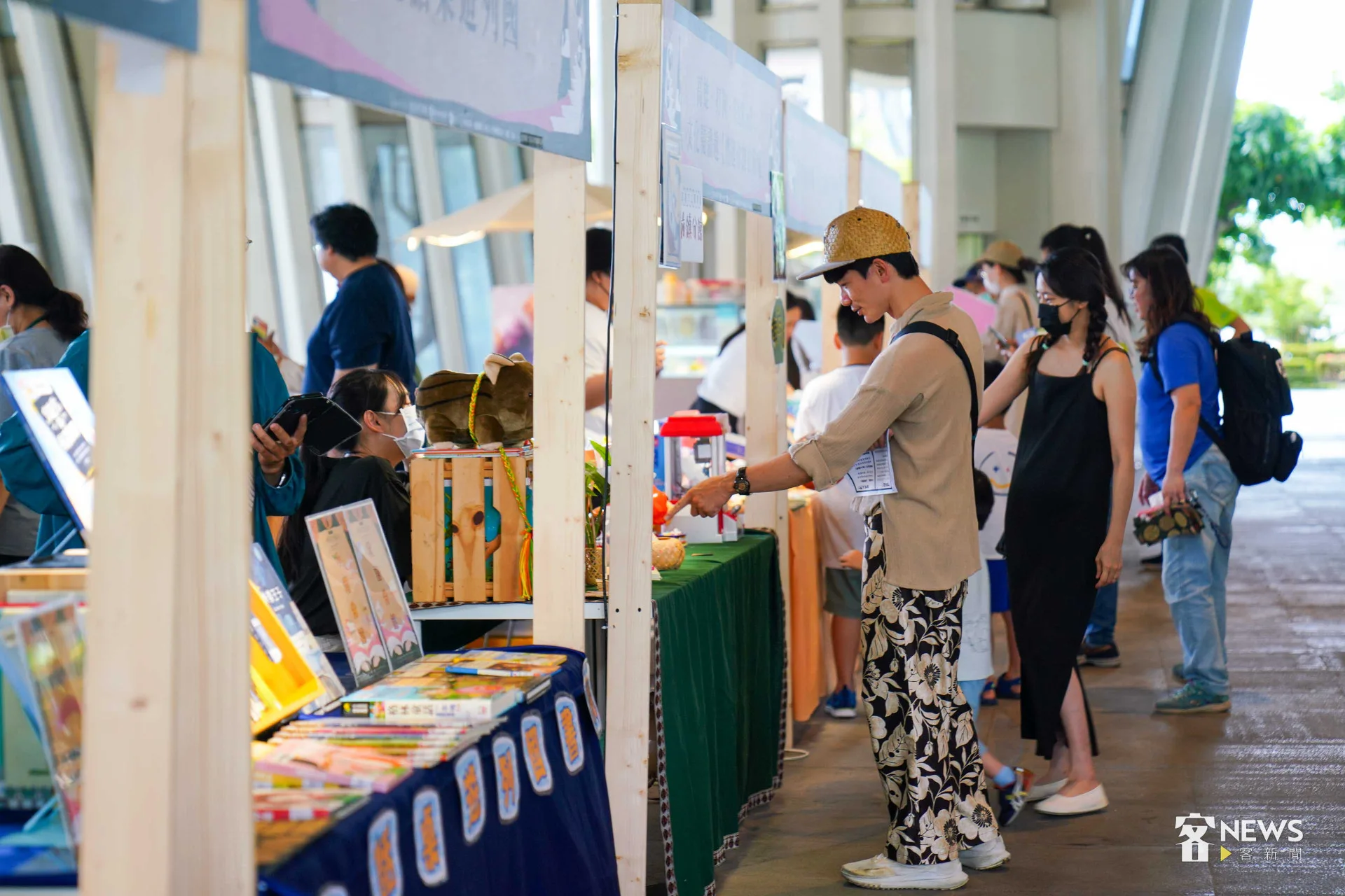 高雄市立圖書館總圖今天舉辦桌遊市集,吸引大批親子與民眾參觀同樂。李台源攝