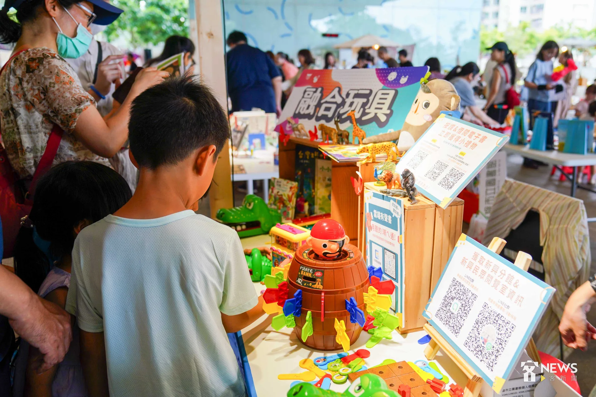 桌遊市集三十餘個攤位展示上千種桌遊,吸引大朋友小朋友目光。李台源攝