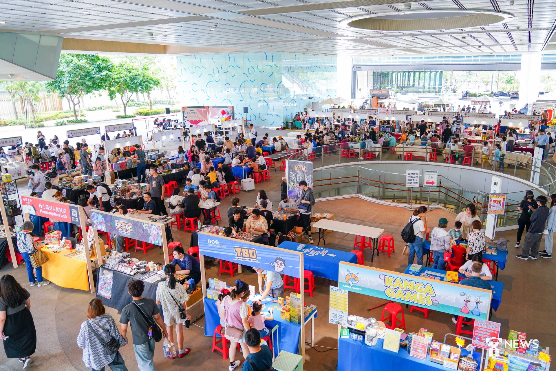 高雄市立圖書館在總館舉辦的桌遊市集吸引大量人潮。李台源攝