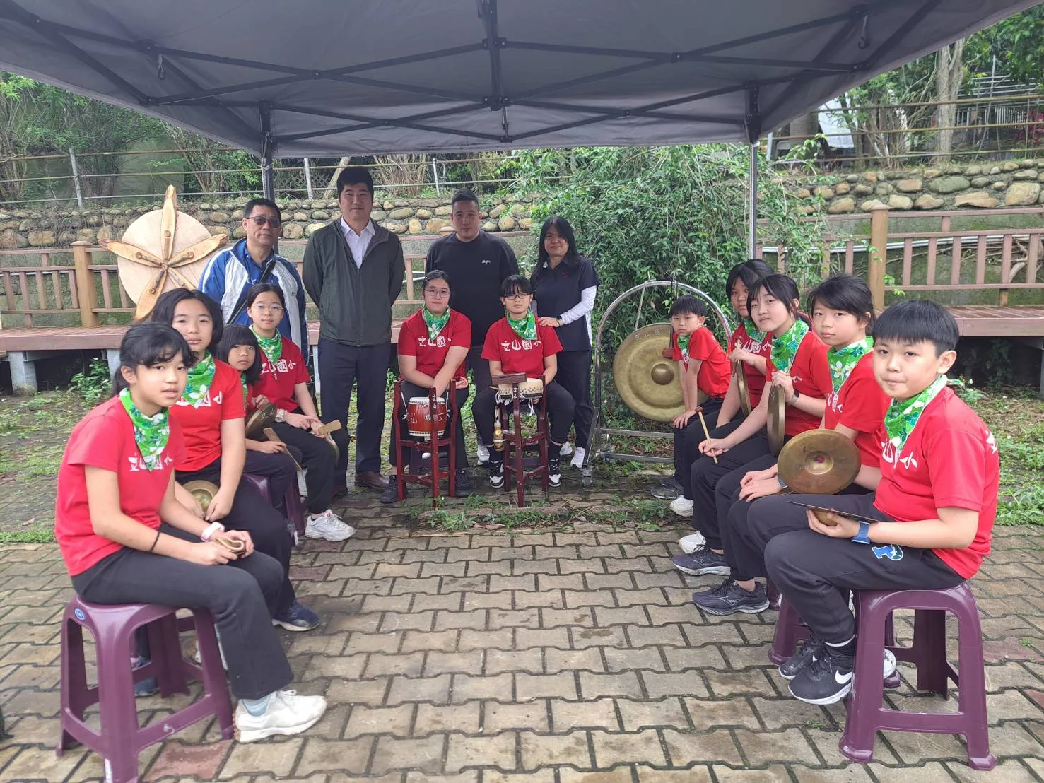 客委會副主委邱星威與新竹文山國小八音班學生合影。