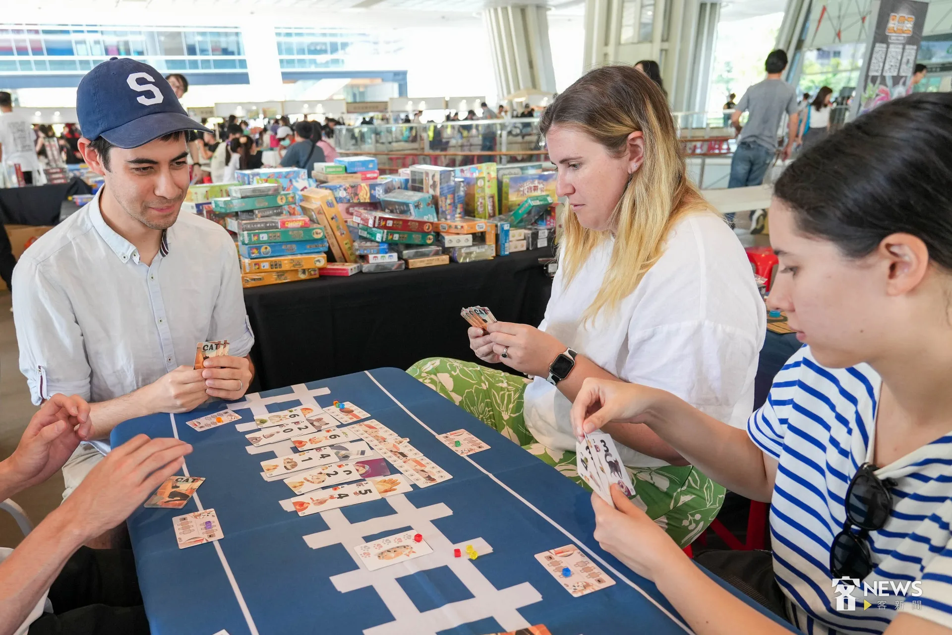 外國朋友投入桌遊世界。蔡依璇攝