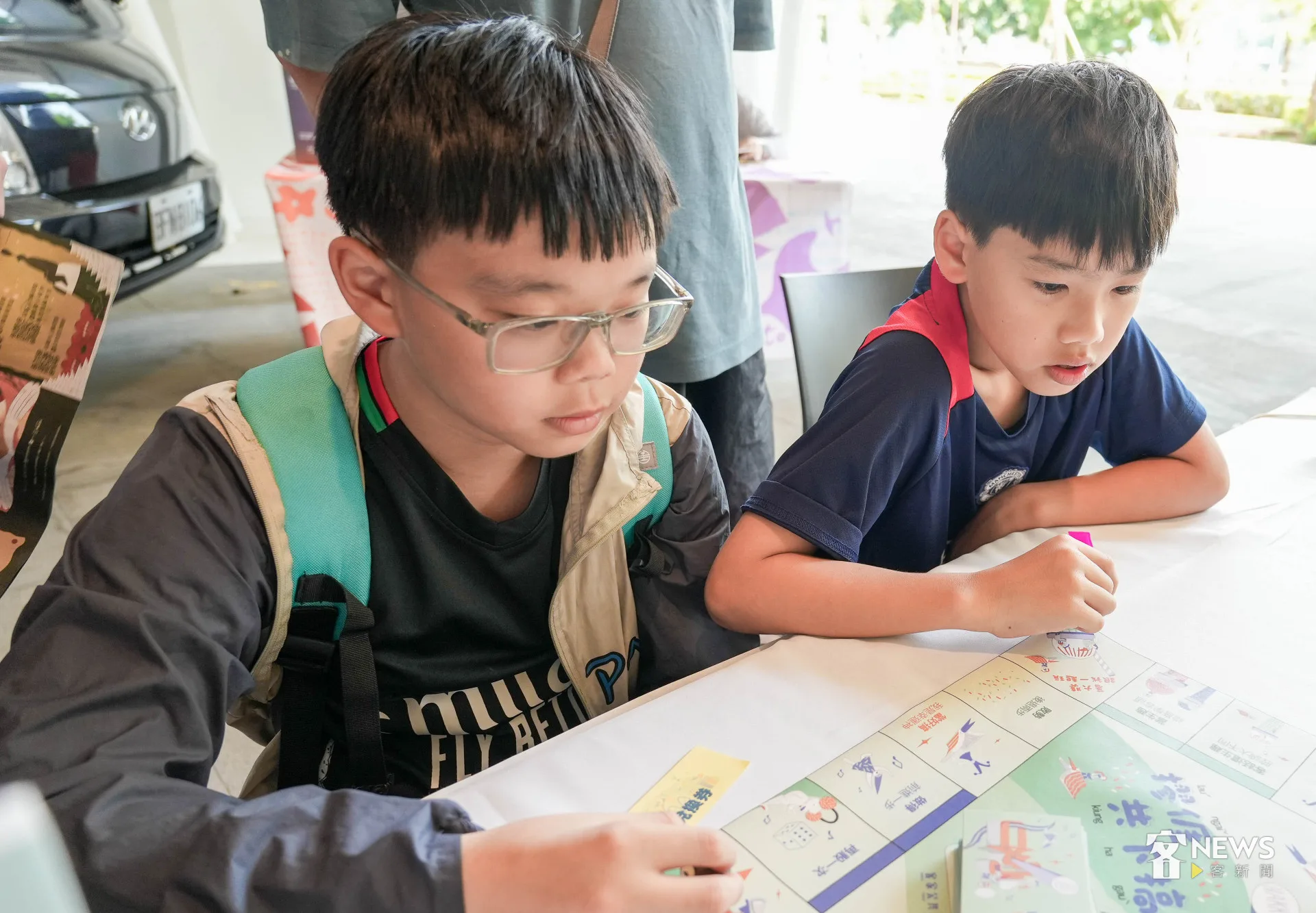 小朋友一起玩客語桌遊。蔡依璇攝