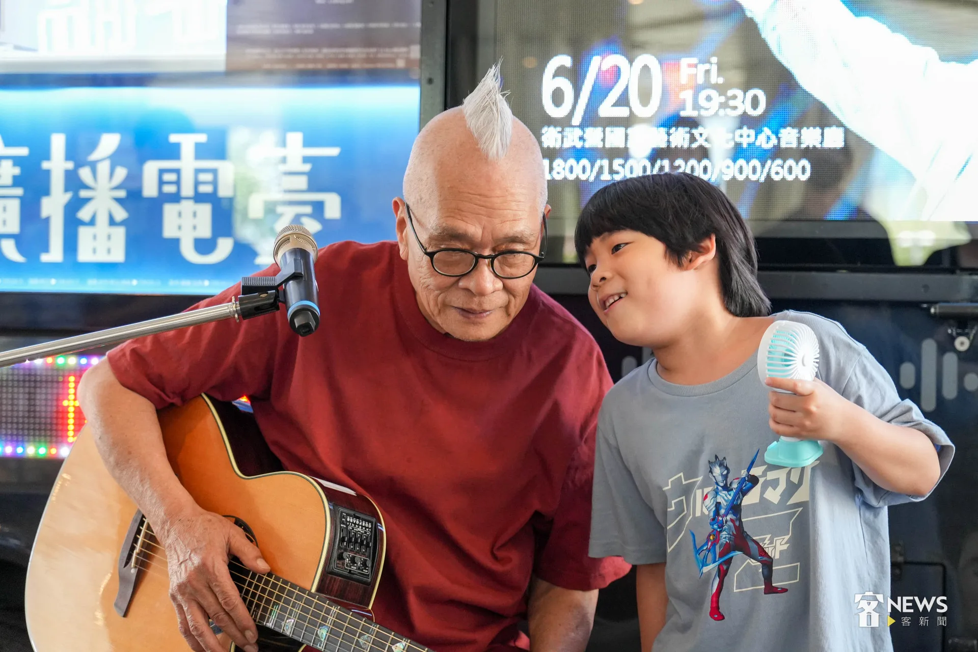 活潑的小聽眾上台分享,表示客語音樂很好聽。蔡依璇攝