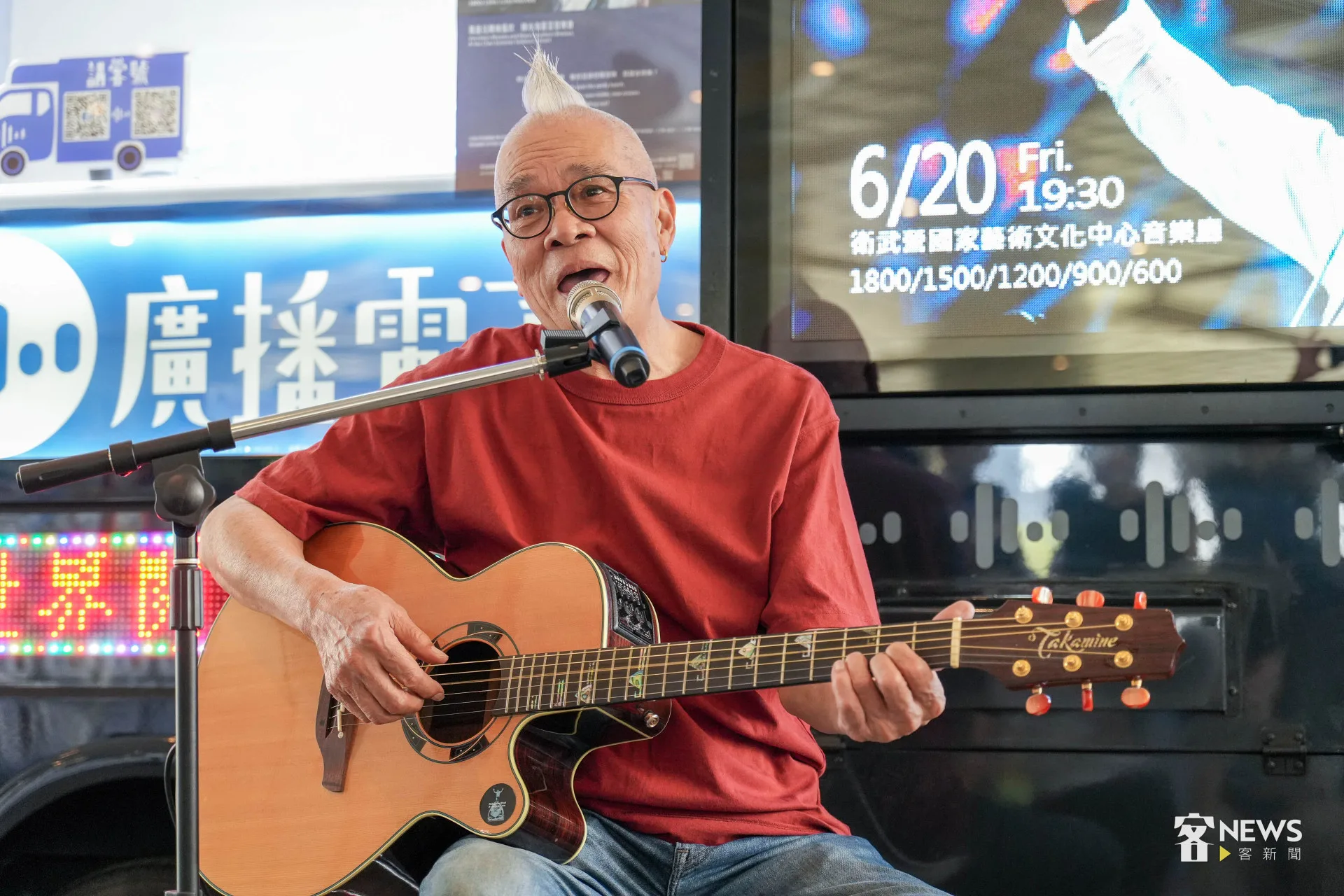 陳永淘在市集現場演出,帶來〈山狗太〉等多首客家歌曲。蔡依璇攝