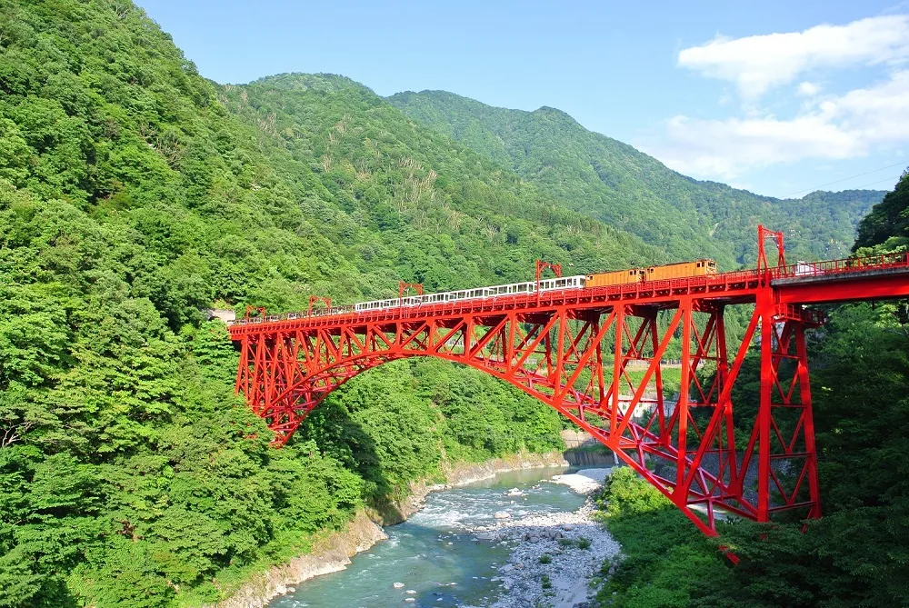 黑部峽谷鐵道美景。阿里山林鐵及文資處提供