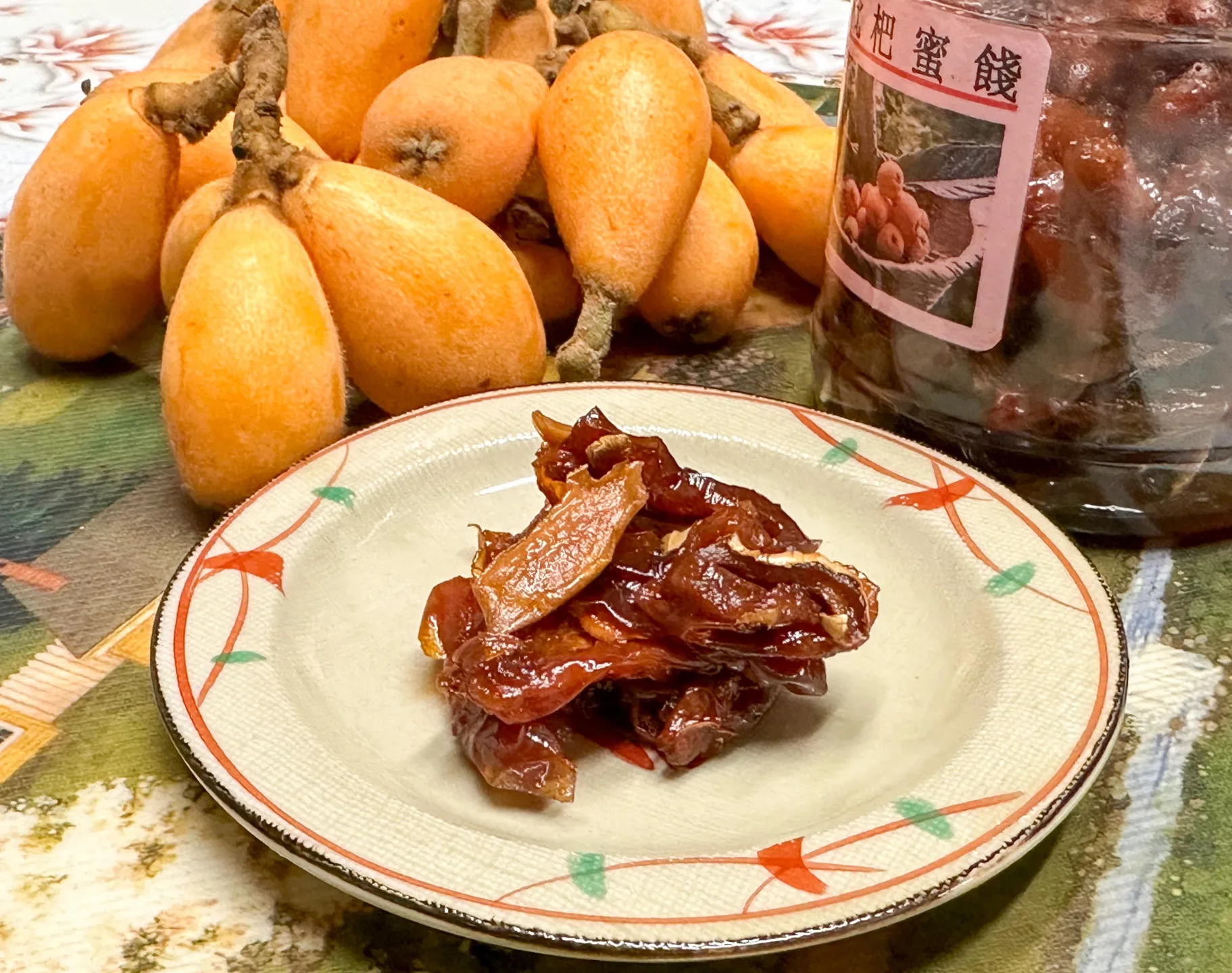 醃枇杷家大量的薑片,多有食療作用。蕭秀琴攝