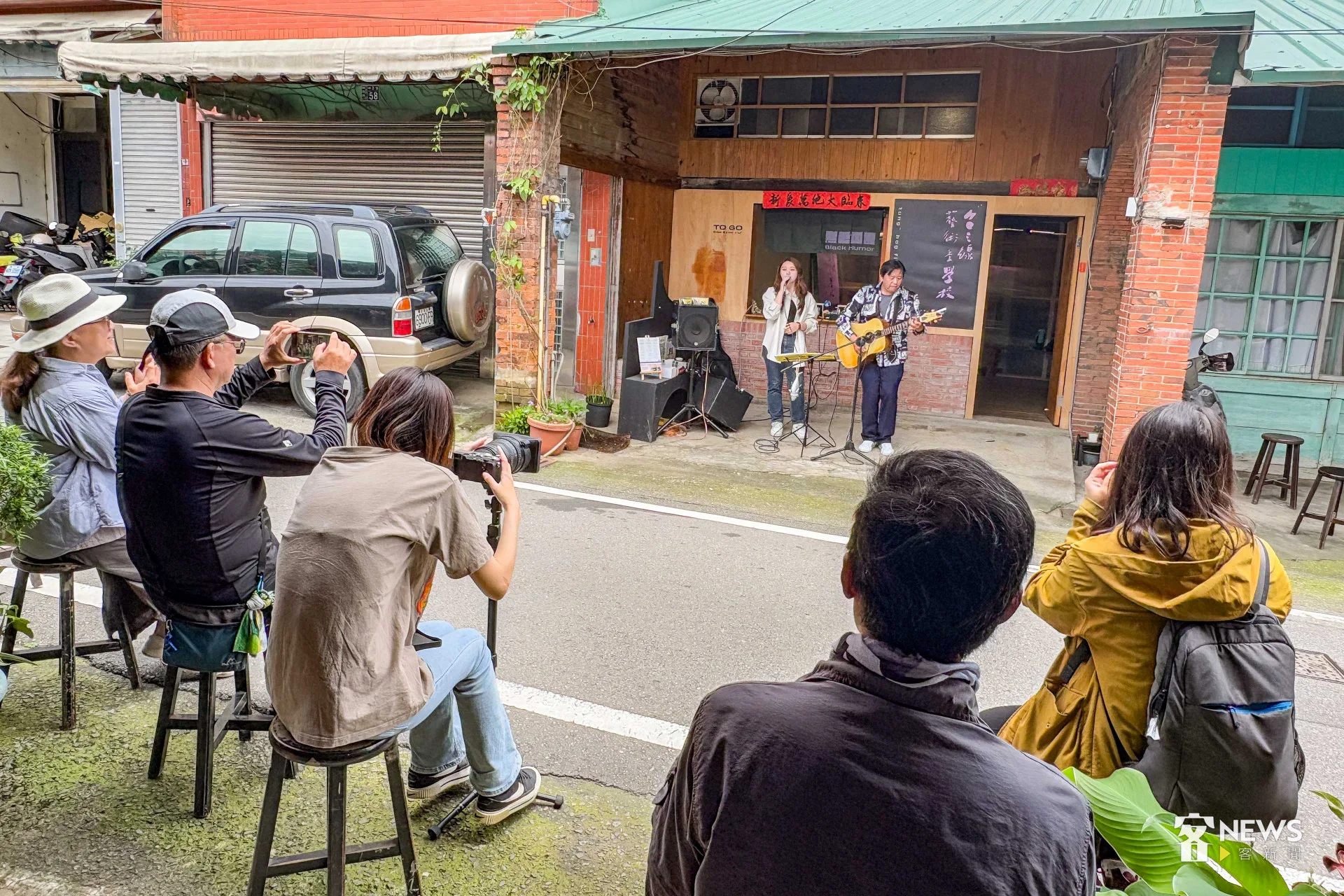 台三線藝術季學校成員們隔著道路欣賞明哥菜車演出。何安琪攝