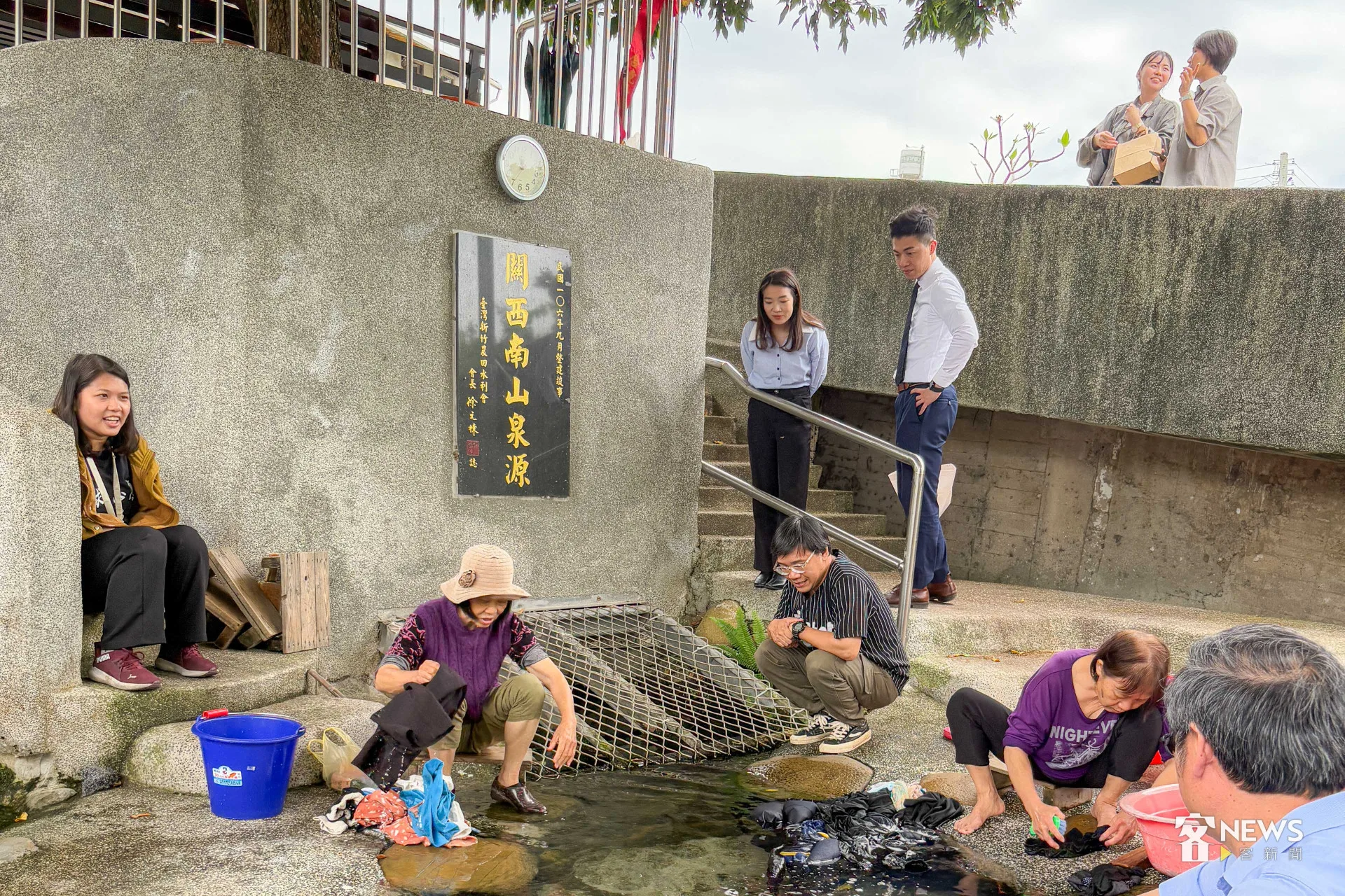 邱美鳳帶領大家深度走讀關西小鎮,與洗衫坑洗衣阿婆暢聊客家事。何安琪攝