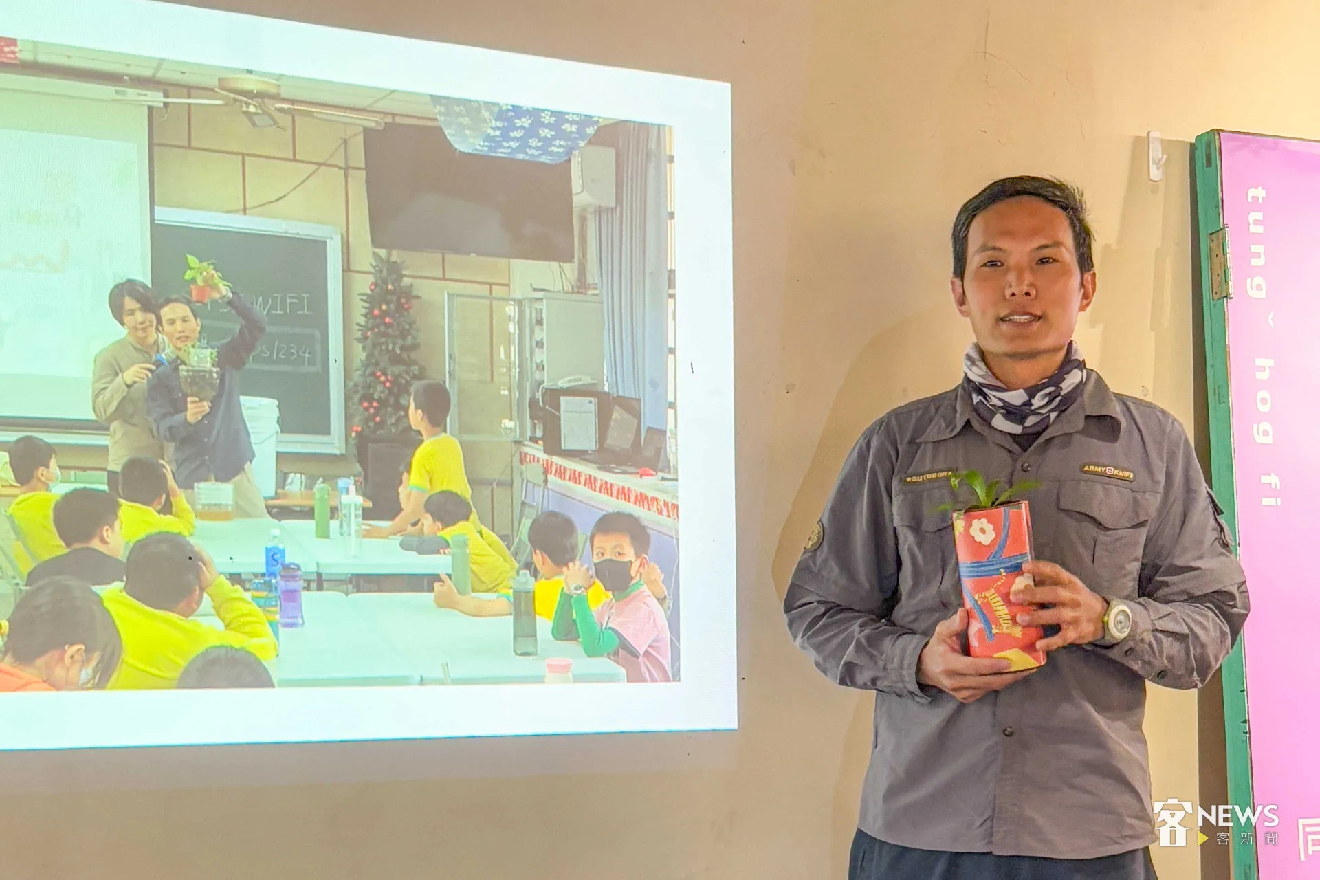 歸隱酷客劉瑀琛分享進入校園教小朋友土地循環的知識與實作。何安琪攝