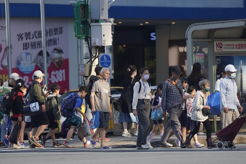 主計總處29日公布112年國富統計,112年底家庭部門平均每戶淨值為新台幣1889萬元,創新高。圖為台北市松山區放學與下班的民眾。中央社