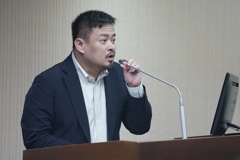 勞動部長洪申翰30日列席立法院社會福利及衛生環境委員會,進行專題報告並備質詢。中央社
