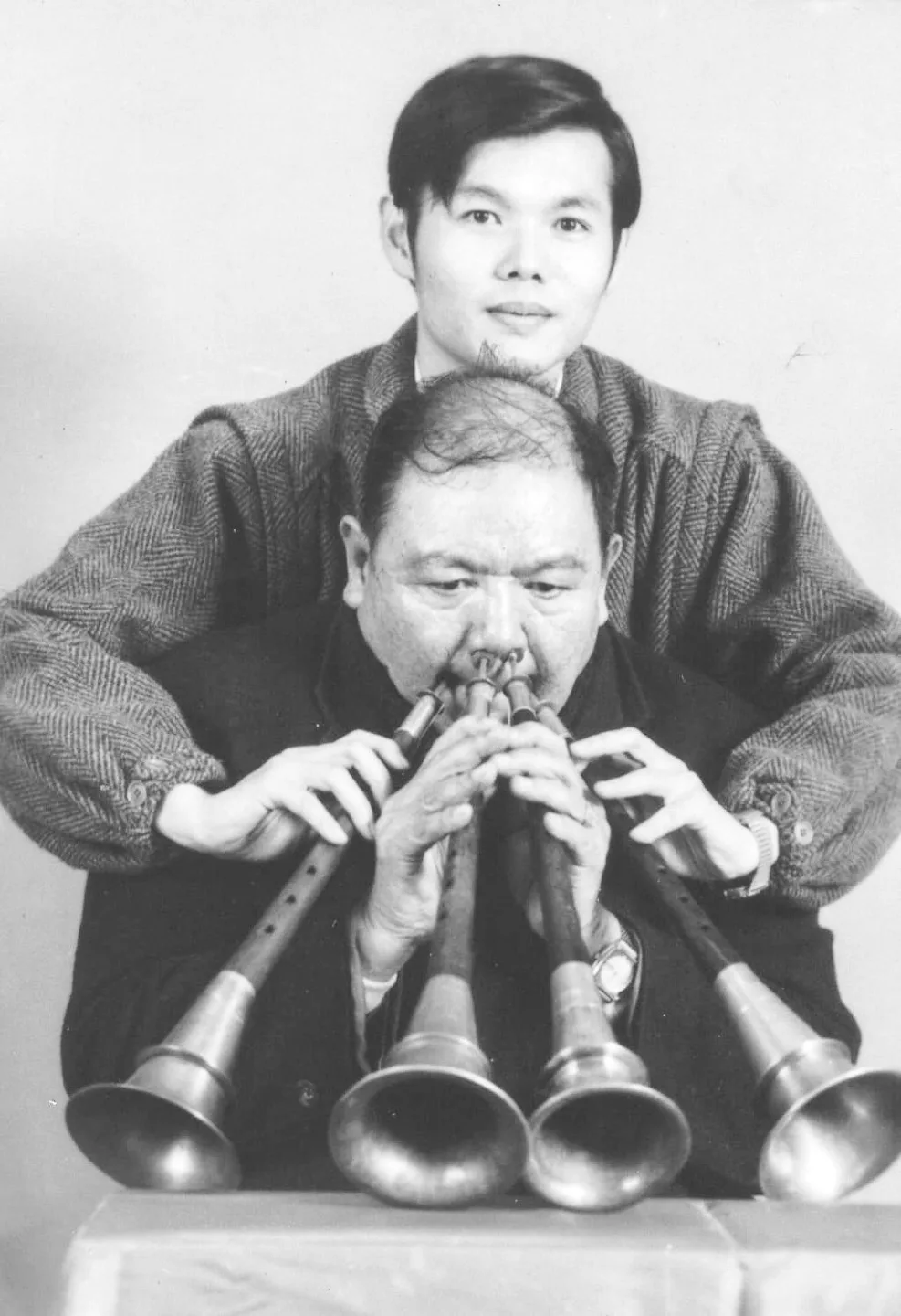 陳慶松在鄭榮興的幫忙下,同時吹奏多支嗩吶。鄭榮興提供