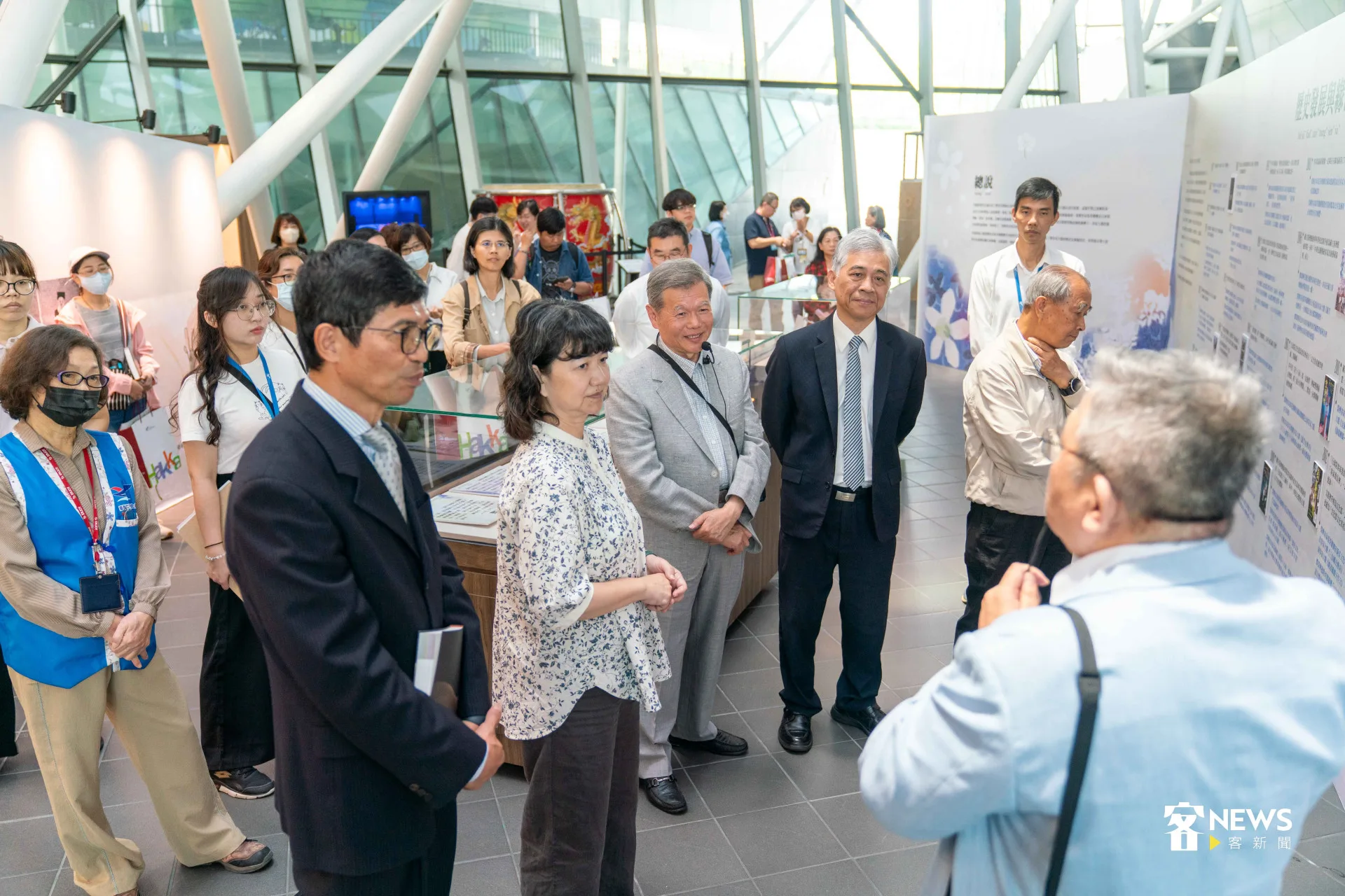 鄭校長帶領大家參觀客家大戲特展。宋佩遙攝